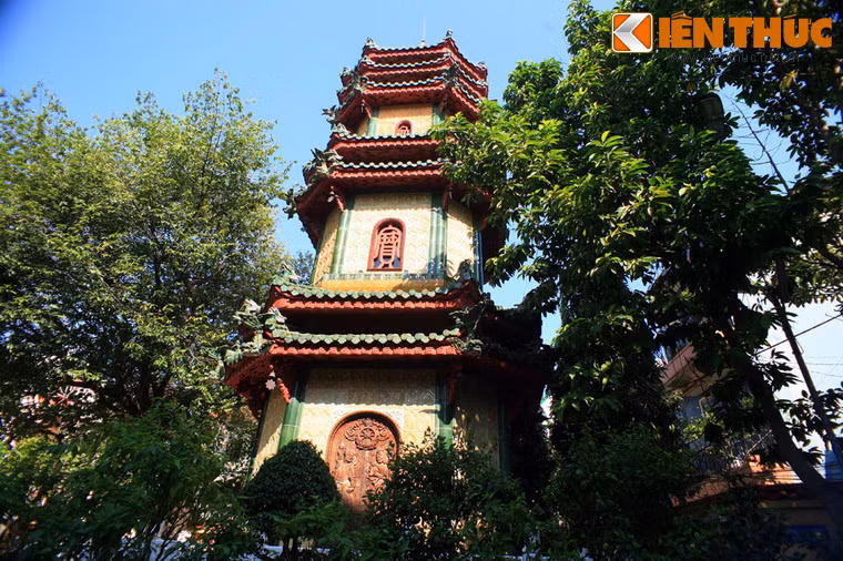 Nét độc đáo và đặc biệt của tòa tháp này là được xây hoàn toàn bằng gốm sứ Việt Nam do các cơ sở gốm sứ Minh Long và Bát Tràng sản xuất.