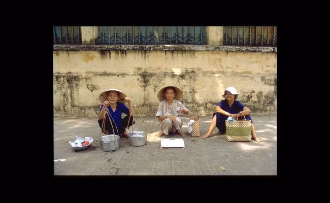 Gánh hàng rong trên đường phố Sài Gòn.
