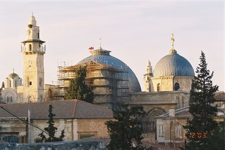 Nhà thờ Mộ Thánh ở Jerusalem là một trong những nơi linh thiêng nhất của Kitô giáo. Theo truyền thuyết Kitô giáo, nhà thờ được xây dựng trên địa điểm Chúa Giêsu bị đóng đinh và được chôn cất sau đó.