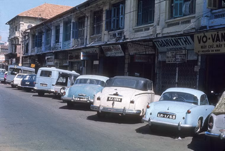 Dàn xế hộp đỗ trên phố.