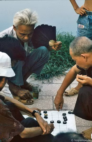 Một ván cờ tướng bên hồ.