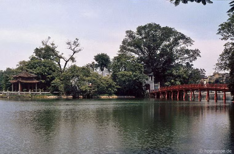 Toàn cảnh cầu Thê Húc và đền Ngọc Sơn ở hồ Gươm, Hà Nội đầu thập niên 1990. Hình ảnh nằm trong số 1.600 bức ảnh do nhiếp ảnh gia Đức Hans-Peter Grumpe thực hiện ở 20 tỉnh thành thuộc cả 3 miền Việt Nam từ năm 1991 - 1993, được đăng tải trên trang web Hpgrumpe.de.