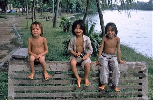 Vắt vẻo trên chiếc ghế đá cũ kĩ.