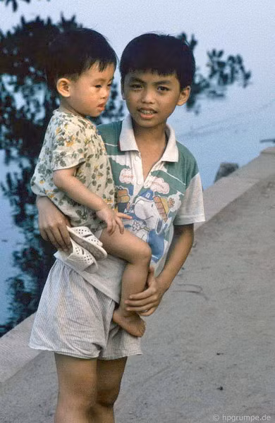 Bế em đi dạo bờ hồ.