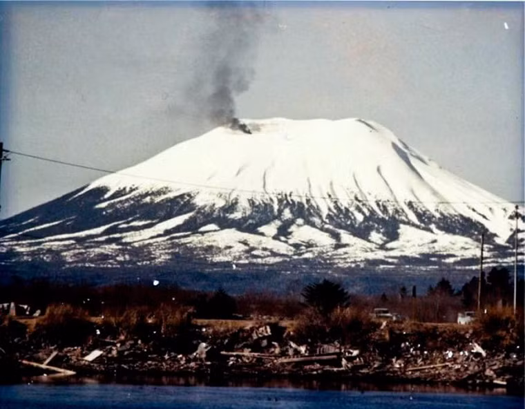 Ngày 1/4/1974, người dân Alaska đã hoảng hồn khi thấy một cột khói lớn bốc ra từ đỉnh ngọn núi lửa Edgecombe. Nhiều người tin rằng một vụ phun trào lớn sắp xảy ra và vội vàng sơ tán khỏi khu vực. Rốt cục, đây chỉ là trò đùa Cá tháng Tư của Porky Bickar, một người địa phương. Anh ta đã tạo nên cột khói khổng lồ bằng cách bỏ tiền thuê máy bay trực thăng chở một đống lốp xe lên đỉnh núi và châm lửa đốt.