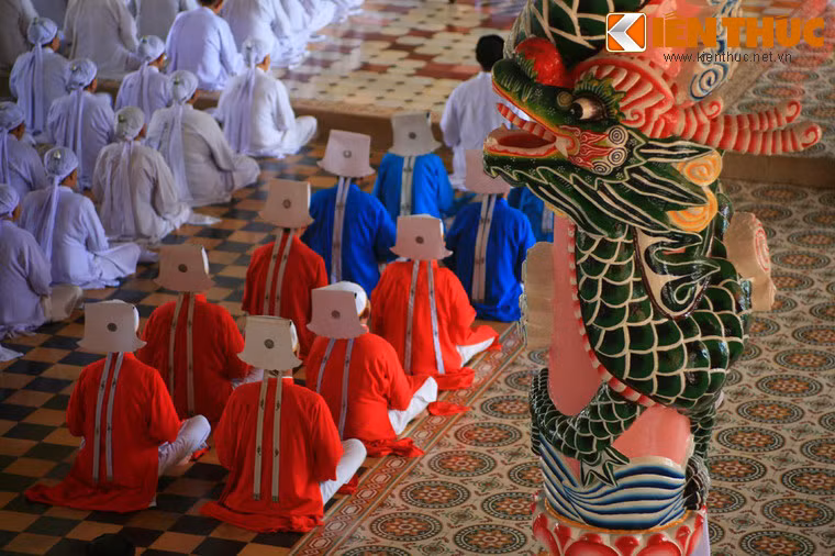 Hai hàng cột bên trong Tòa Thánh được trang trí hình rồng, chạm khắc tinh xảo, màu sắc rực rỡ.