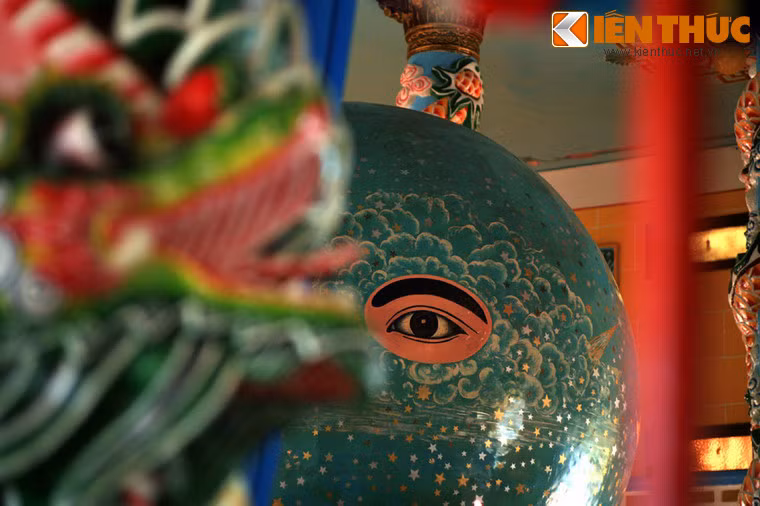 Khu chính điện của Tòa Thánh là nơi thờ Thiên Nhãn - biểu trưng cho con mắt của Thượng Đế nhìn thấy rõ tất cả những hành vi thiện ác của khắp nhân gian, để khen thưởng hay xử phạt một cách công bình. Nơi đây có quả Càn Khôn lớn tượng trưng cho vũ trụ với Thiên Nhãn nằm trên vì sao Bắc Đẩu xung quanh là 3.072 vì sao tượng trưng 72 quả địa cầu và 3.000 thế giới.