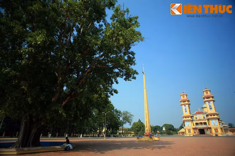 Khoảng sân gạch trước cửu trùng thiên hướng ra cây Bồ đề cổ thụ do Đại đức Thera Narada, phó Tăng thống Phật giáo Srilanka, tặng cây con chiết từ cây Bồ đề ở Chùa Mahabodhi (Bồ Đề Đạo Tràng), Ấn Độ cho Tòa Thánh năm 1953. Cách cội bồ đề không xa có cột phướn cao 18m.