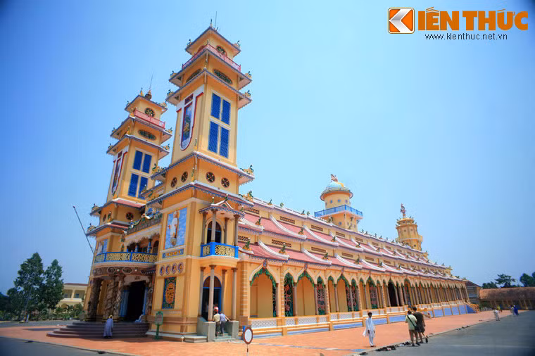 Tòa thánh Tây Ninh được khánh thành năm 1947. Tổng thể công trình mang hình tượng Long Mã bái sư. Mặt tiền Tòa Thánh như đầu Long Mã nhìn thẳng về phía Tây. Hai lầu chuông và trống vươn lên như hai sừng nhọn. Nằm giữa lầu chuông và lầu trống là tòa nhà lầu với tầng trệt có tên Tịnh Tâm Đài như miệng Long Mã hả ra. Khu vực Bát Quái Đài nằm phía cuối của Đền Thánh là phần đuôi của Long Mã. Một điều đặc biệt là công trình này được xây dựng bằng bê tông cốt tre.