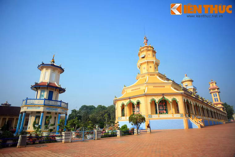 Theo thiết kế ban đầu, Tòa Thánh dài 135m, rộng 27m, nền cao 1,8m. Tuy nhiên, khi mới khởi công xây dựng Tòa Thánh, Hội Thánh gặp khó khăn về tài chính nên khi thi công đã thu bớt lại kích thước trên. Kích thước thực tế chỉ còn dài 97,5m, rộng 22m.
