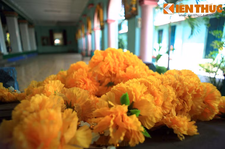 Cũng như mọi ngồi đền Hindu giáo khác, hoa là lễ vật không thể thiếu ở đền Sri Thenday Yutthapani.