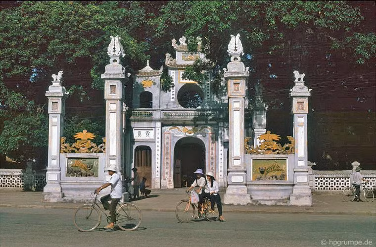 Đền Quán Thánh nằm ở góc đường Thanh Niên - Quán Thánh, mặt chính diện hướng về phía hồ Tây.