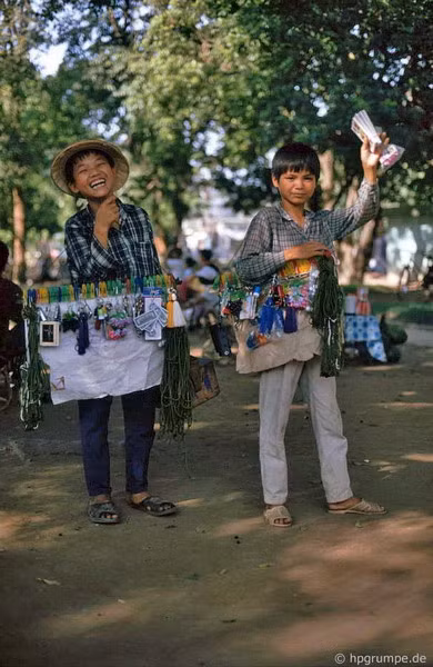 Những em bé bán rong trên đường Thanh Niên bên bờ hồ Tây.