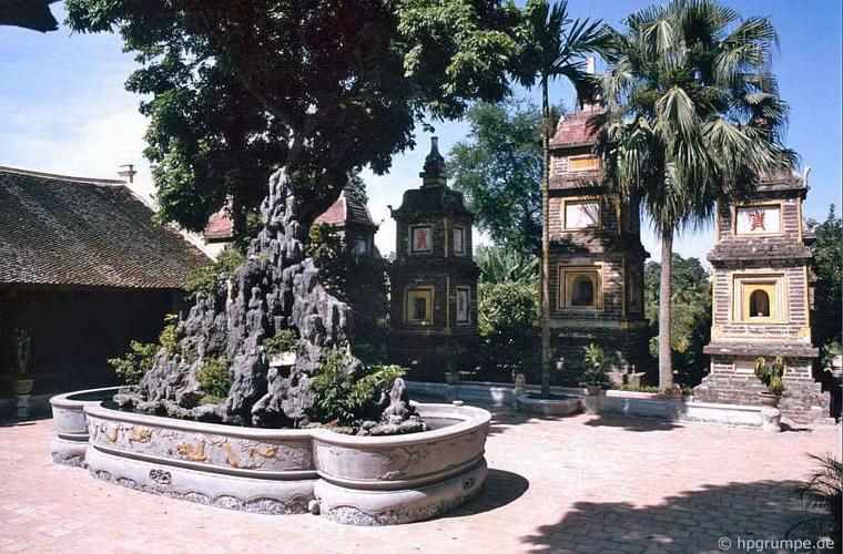 Hòn non bộ và vườn tháp trước chính điện của chùa.