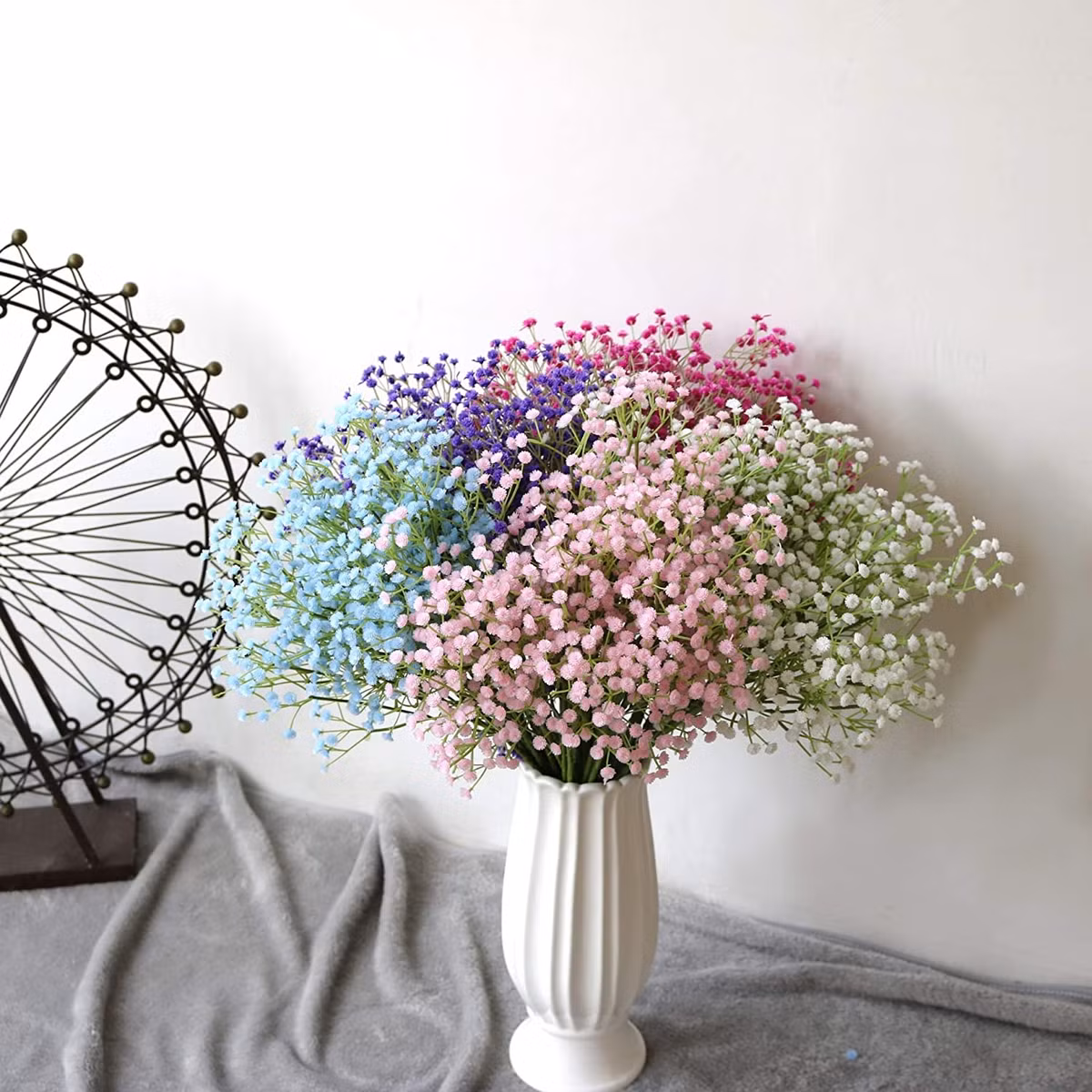  Hoa giả và cây giả. Hoa giả vốn là thứ không có sức sống nên không được ưa chuộng trong phong thủy. Bạn không nên bày đồ giả ở trong nhà, nơi thờ cúng và cả bàn làm việc. 
