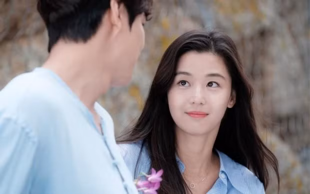 Chẳng khác gì ánh mắt nhìn Lee Min Ho trong ‘Chuyện tình biển xanh’ (2017).