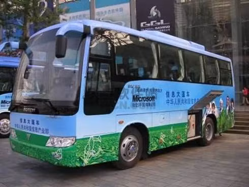 Trước tình trạng tắc đường, hãng Microsoft có trụ sở tại Trung Quốc đã nảy ra ý tưởng - trang bị dàn máy tính khủng ngay trên xe buýt chuyên chở nhân viên đến nơi làm việc. Trong ảnh là xe buýt chuẩn bị đưa đón nhân viên.
