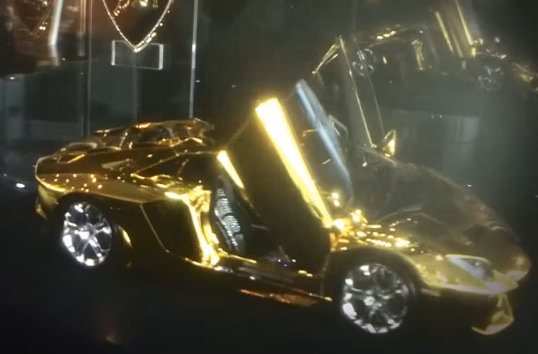 Hiện chiếc Lamborghini mô hình đang được trưng bày ở Dubai và chuẩn bị lên kệ bán đấu giá trong năm nay với giá dự kiến khoảng 4,6 triệu USD, cao hơn nhiều lần phiên bản thật giá 200 nghìn USD.