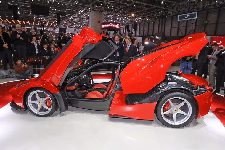 Một gói pin Li-ion nặng 60 kg nằm dưới sàn xe giúp LaFerrari có trọng tâm thấp hơn Enzo 35 mm. Gói pin hỗ trợ sức mạnh cho động cơ điện, cỗ máy được nối với hộp số ly hợp kép 7 cấp. Hệ thống hybrid này khiến mức khí thải CO2 chỉ là 330 g/km.