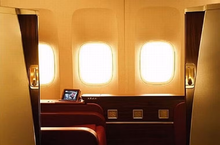 Khoang hạng nhất hãng Jet Airways, Ấn Độ chia thành các phòng riêng rộng đến 8 mét vuông, với đồ đạc trang trí lộng lẫy và dát vàng.