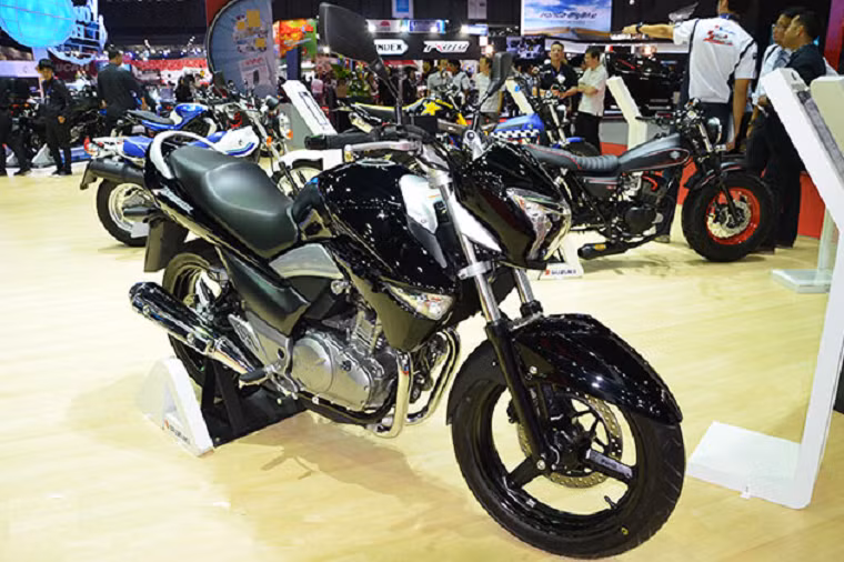 Chiếc Suzuki Inazuma đi kèm động cơ 2 xi lanh 248 cc có công suất tối đa 26 mã lực. Xe sử dụng hệ thống phun xăng điện tử mới nhất của hãng.