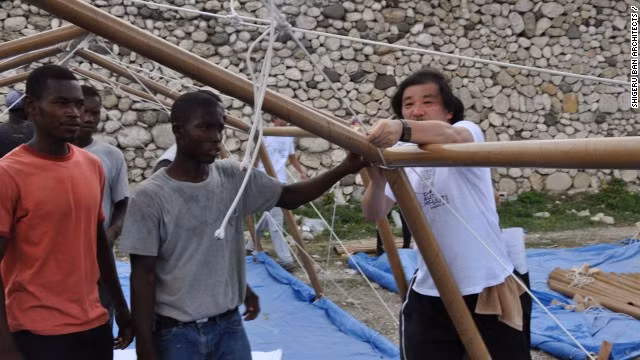 Trong ảnh, ông Ban đang hỗ trợ người dân Haiti xây dựng các ngôi nhà tạm bằng giấy sau vụ động đất năm 2010 tàn phá nước này.