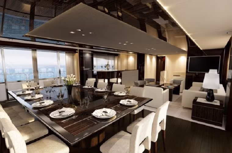 Nội thất trên siêu du thuyền Sunseeker SS 155 sang trọng với phong cách thiết kế cổ điển nhưng không kém phần sang trọng.