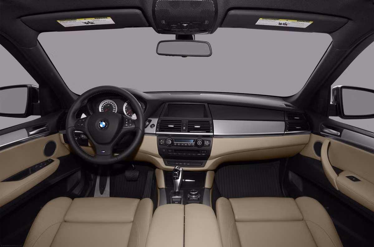 Hãng BMW chú trọng phát triển nội thất sang trọng để tăng tính cạnh tranh của X5 trước các đối thủ khác.