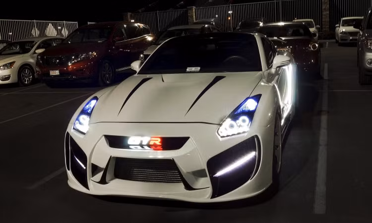 Điểm độc đáo của chiếc Nissan GT-R35 này là có thể thay đổi màu sắc của đèn pha khiến nó luôn nổi bật giữa đám đông.