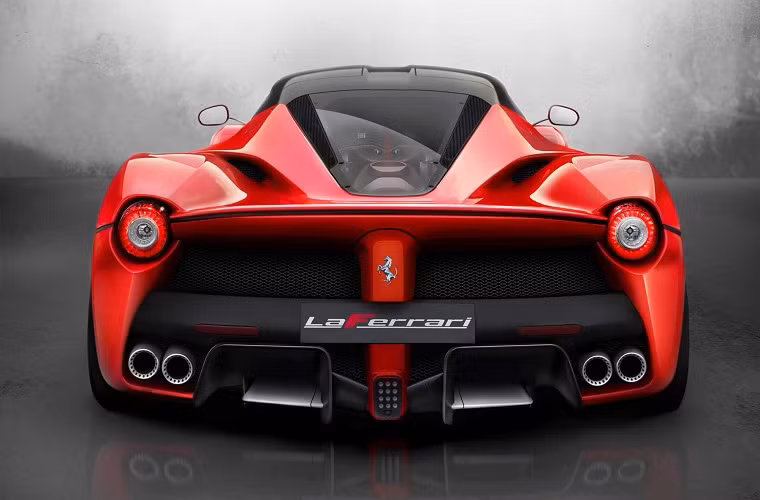 Thiết kế của LaFerrari được thử thách trong đường hầm thông gió của đội đua F1. Siêu xe có kích thước tổng thể 4.702 mm dài, 1.992 mm rộng và 1.116 mm cao. Trục cơ sở dài 2.665 mm. Trọng lượng 1.255 kg với tỷ lệ phân bổ trọng lượng trước sau 41/59. Vành trước 19 inch với lốp 265/30 và vành sau 20 inch cùng lốp 345/30.