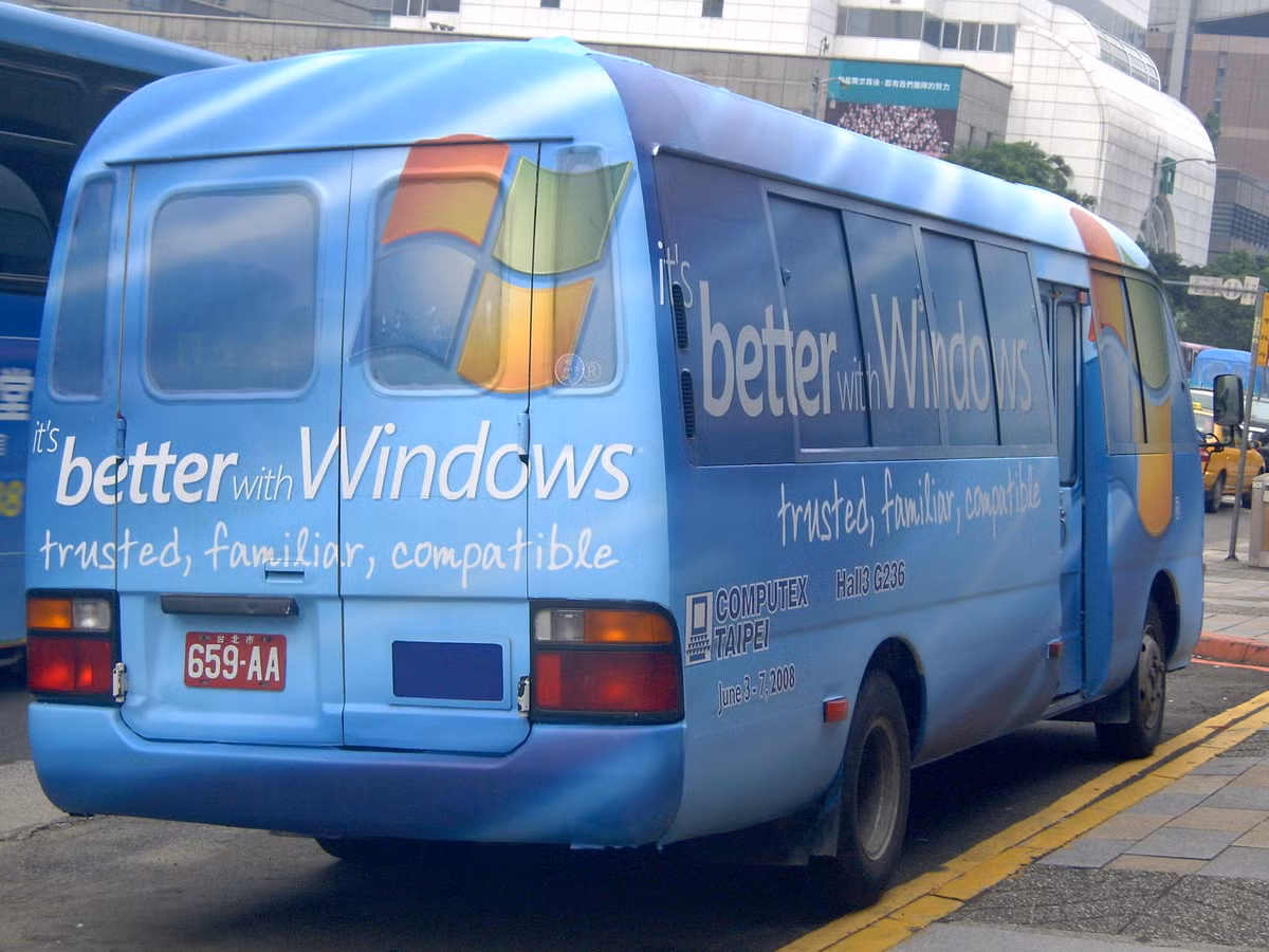 Microsoft là hãng sản xuất phần mềm lớn nhất thế giới và cũng được gọi là "một trong những công ty có giá trị nhất trên thế giới". Để tận dụng tối đa thời gian làm việc của cán bộ và nhân viên, hãng này luôn có những ý tượng rất độc đáo. Trong ảnh là xe buýt phục vụ tận tình cán bộ, nhân viên từ nhà tới trụ sở.