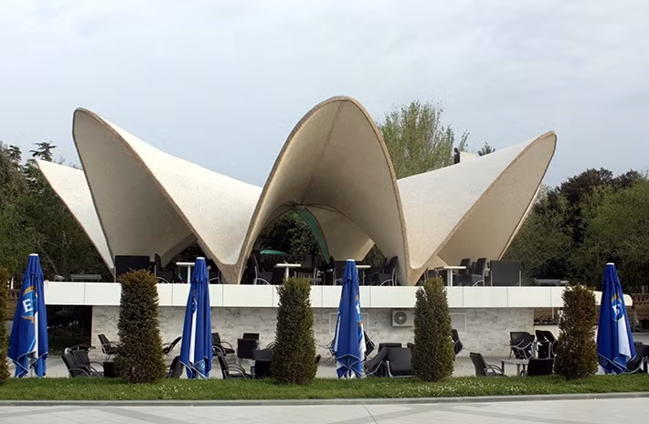 Nhà hàng Ngọc Trai tại Baku, Azerbaijan xây dựng từ những năm 60 thế kỷ trước do kiến trúc sư người Tây Ban Nha Felix Candela thiết kế.