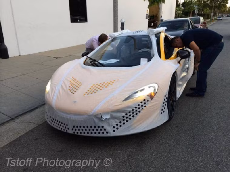 Chiếc McLaren P1 mới cóng màu vàng đã lần đầu tiên đặt chân lên nước Mỹ dưới sự đặt hàng của tay chơi xe nổi tiếng Jay Leno.