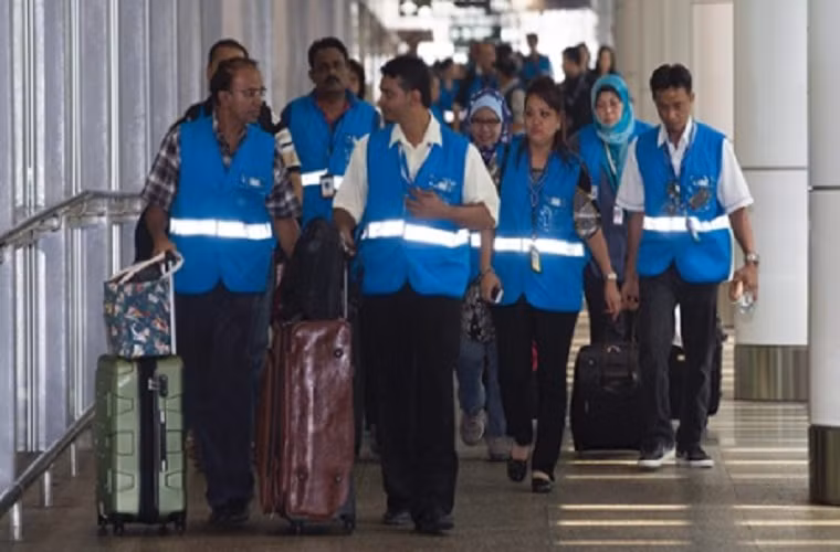 Đoàn tiếp viên hàng không của Malaysia Airlines chuẩn bị cho chuyến bay mới trong tâm trạng lo lắng và buồn bã. Tâm lý làm việc của nhân viên không ổn định khiến việc kinh doanh của hãng hàng không Malaysia bị giảm sút.