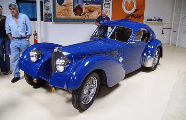 Chiếc Bugatti Type 57 SC Atlantic sản xuất từ năm 1937 có tên "sao băng" được đánh giá là một trong những mẫu xe đẹp nhất mọi thời đại. Chỉ có 4 chiếc được sản xuất và Jay Leno đang sở hữu 1 chiếc màu xanh.