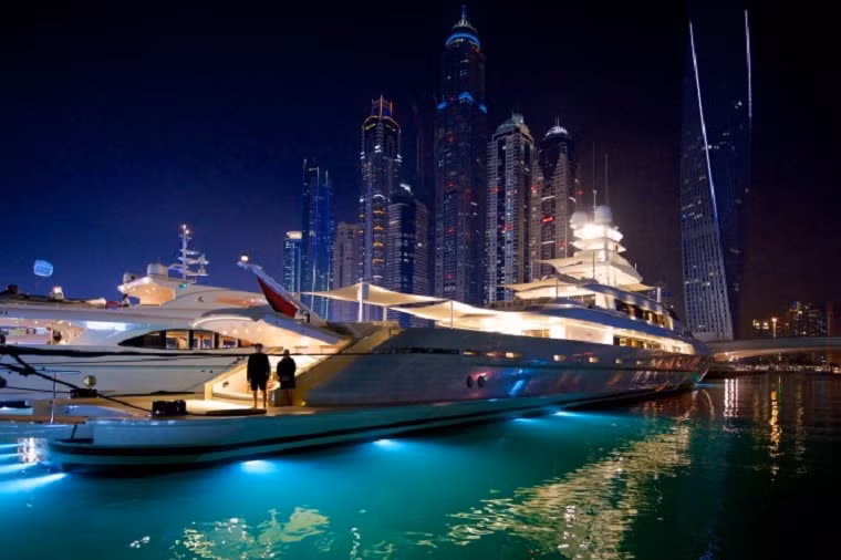 Siêu du thuyền AS Marine 88 Superyacht dài 26 mét nặng 60 tấn khiến cho người khó tính nhất cũng không thể phàn nàn bởi sự sang trọng cũng như độ tin cậy cao do hãng Al Shaali Marine thiết kế.