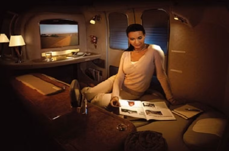 Một trong những hãng hàng không lớn nhất thế giới, Emirates Airlines đưa cả khách sạn thu nhỏ vào trong máy bay với các dịch vụ như spa, quầy bar và phòng giải trí hiện đại. Khách hàng được trải nghiệm cảm giác thư giãn tối đa không kém gì những khách sạn hàng đầu thế giới.