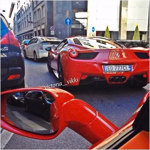 Hình ảnh chụp được trên đường chiếc Ferrari của Vikki mang biển số siêu đẹp ED 777Cl.
