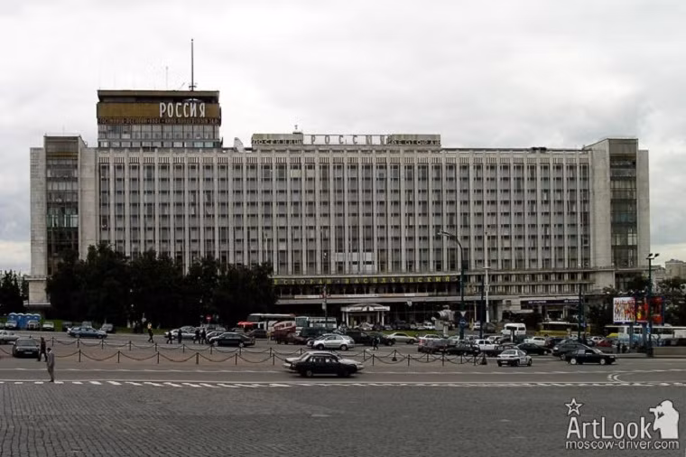 Ngoài lĩnh vực ngân hàng, Rossiya còn lấn sân sang kinh doanh khách sạn. Khách sạn Rossiya nằm tại trung tâm Thủ đô Moscow luôn thu hút được đông đảo du khách từ khắp nơi trên thế giới khi đến với nước Nga.