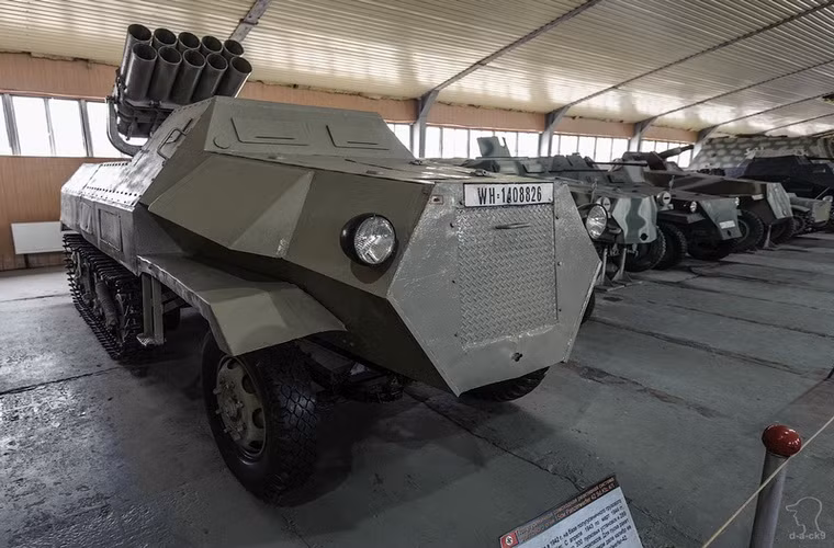 Xe pháo phản lực cỡ nòng 150mm (10 ống phóng) Panzerwerfer 42 Sd. Kfz 4\1 của Đức trong chiến tranh thế giới thứ 2. Nó là sự sao chép lại ý tưởng trước thành công của pháo phản lực Katyusha Liên Xô.
