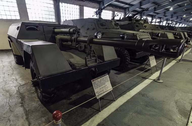 Pháo chống tăng tự hành KSP-76 (Gaz-68), sử dụng pháo chống tăng Zis-3 76mm. Thiết kế của loại vũ khí này đơn giản là tăng tính cơ động cho khẩu pháo chống tăng huyền thoại trong Thế chiến thứ 2. KSP-76 bắt đầu được phát triển năm 1943, đùng làm hỗ trợ cho các lực lượng trinh sát và đổ bộ đường không.