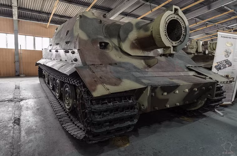 Pháo tự hành Sturmtiger của phát xít Đức trang bị pháo cỡ 380mm với chiều dài ngắn, dùng khung gầm cơ sở xe tăng Tiger. Pháo dùng để yểm trợ bộ binh trong tác chiến thành phố, rút kinh nghiệm từ trận Stalingrad. Có lẽ với quả đạn 380mm bắn trực tiếp thì khó có căn nhà nào có thể đứng vững.