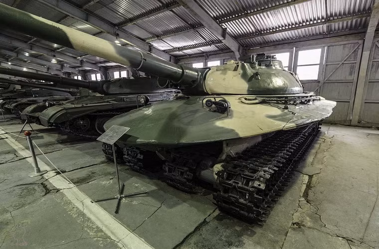 Object 279 là mẫu xe tăng hạng nặng độc đáo nhưng có số phận hẩm hiu. Được bắt đầu thiết kế từ năm 1957 nhưng chỉ có 1 chiếc được chế tạo, nhường chỗ cho thế hệ xe tăng hạng trung hợp thời hơn. Điểm đặc biệt của mẫu xe này là thiết kế với 4 dải xích thay vì 2 giúp nó vượt mọi địa hình, trang bị pháo cỡ 130mm.