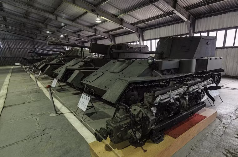 Pháo phòng không tự hành ZSU-37 - chiến tranh cơ giới hóa trong Thế chiến thứ 2 đã phát triển lên rất nhanh, và Liên Xô đã gắn thêm “chân” cho khẩu pháo 37mm chuyên phòng không này, với khung thân lấy từ pháo chống tăng tự hành Su-76M. Tổng cộng từ năm 1945 đến 1948 đã có 75 chiếc được sản xuất.