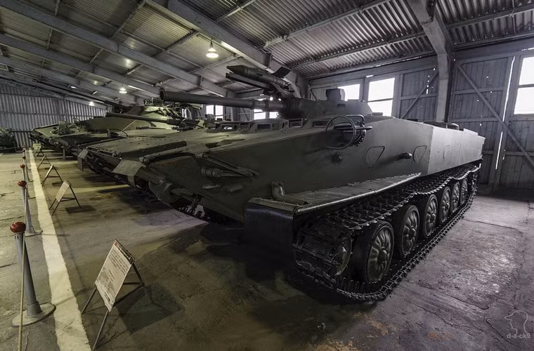Mẫu thử nghiệm xe chiến đấu bộ binh BMP Object 914, được thiết kế dựa trên khung gầm xe tăng lội nước PT-76. Tổ lái 2 người, chở theo được 8 lính, đạt tốc độ 60km/h trên bộ và 10km/h trên mặt nước. Vũ khí là pháo 73mm, súng máy 7,62mm và tên lửa chống tăng AT-3 Sagger.