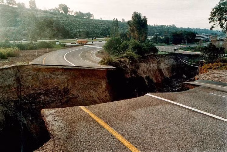 Hố tử thần rộng 12 m, sâu 21 m và dài tới 244 m ở San Diego ngày 24/2/1998 và tiếp tục sạt lở ra ngày 25/2/1998.