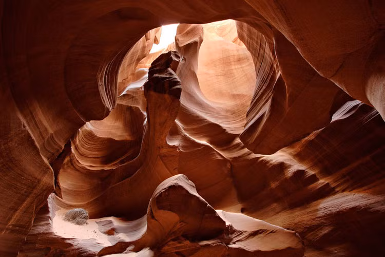 Hẻm núi Antelope nổi tiếng với bề mặt lượn sóng, nhẵn nhụi ở Arizona thuộc miền Tây Nam Mỹ được hình thành bởi lũ lụt và xói mòn.