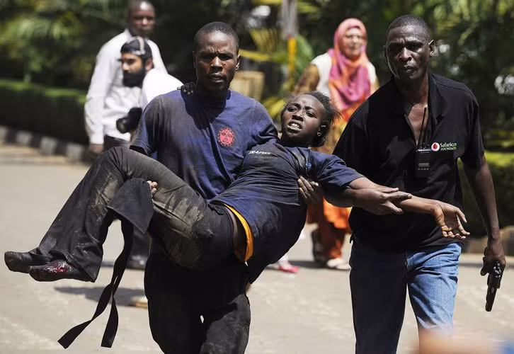 Một người phụ nữ Kenya – nạn nhân vụ khủng bố trung tâm mua sắm ở Kenya được đưa tới nơi an toàn ngày 21/9 sau khi các tay súng đeo mặt nạ tấn công, làm chết ít nhất 68 dân thường.