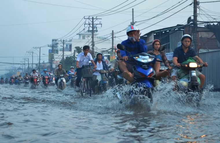 Triều cường đã gây ảnh hưởng nặng nề các tuyến đường ven sông trên địa bàn TP HCM như: Nguyễn Bình, Lê Văn Lương (huyện Nhà Bè), Huỳnh Tấn Phát (quận 7), QL50 (huyện Bình Chánh), Lương Đỉnh Của (quận 2), Bến Phú Định (quận 8), Kha Vạn Cân (quận Thủ Đức)...
