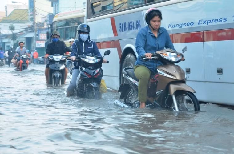 Nhiều người dân đi làm sáng nay, phải chịu cảnh quần áo ướt sũng nước...
